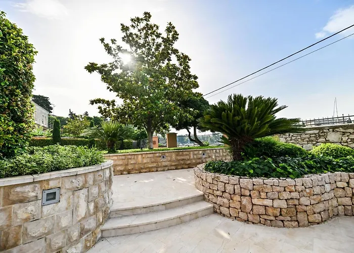 Hresc I Oda ve Kahvaltı 4*