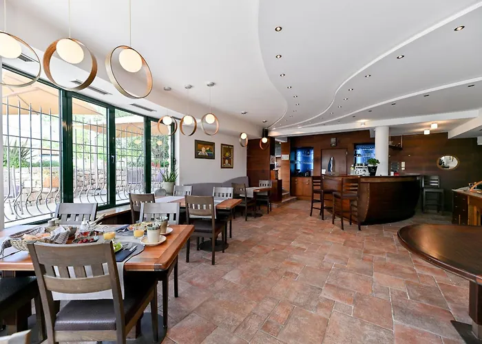 Hresc I לינה וארוחת בוקר זאדאר