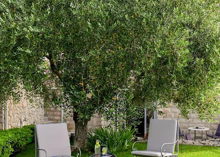 לינה וארוחת בוקר Hresc I 4*